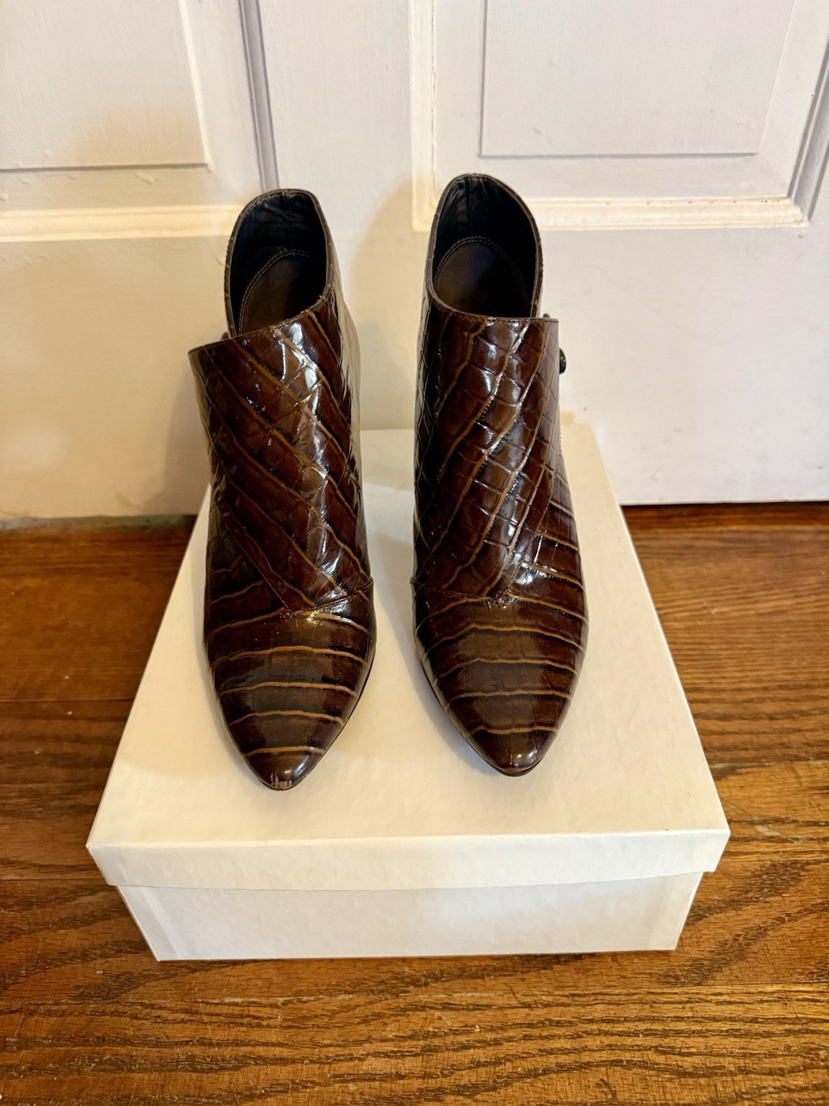 Via Spiga «Lydia» Brown Patent Leather Embossed Alligator Ankle Boots Booties 7