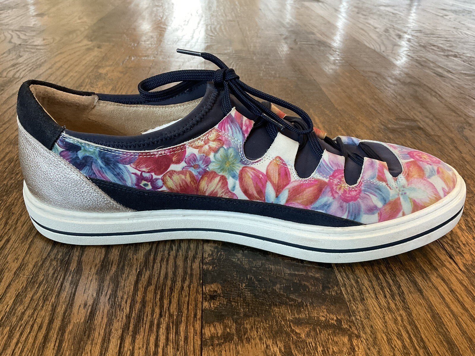 Vaneli Sport Floral Lace Up Lether/Fabric Sneakers Women’s Us Size 11 M