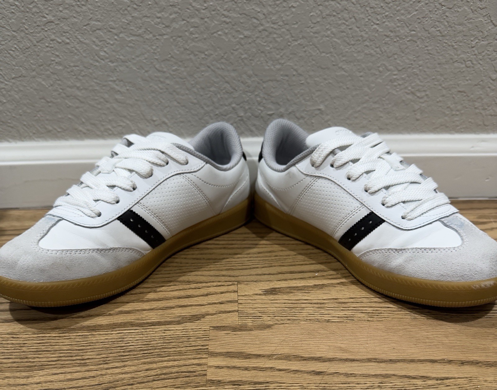 Skechers Casual Sneakers Shoes White Black Gum Sole Women’s Size 4