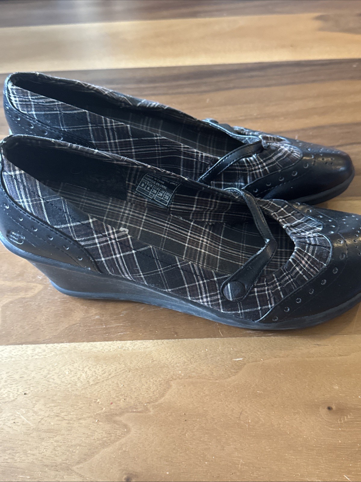 Skechers Suede Ruffle Plaid Slip On Wedges Madison Ave Plushed Black Wedges 9