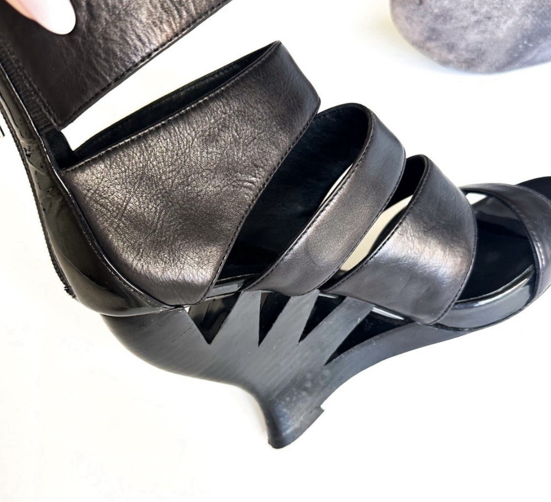 Donald J. Pliner Avant Garde Heeled Black Wedge Sandal. Logo Zipper Heel 7.5