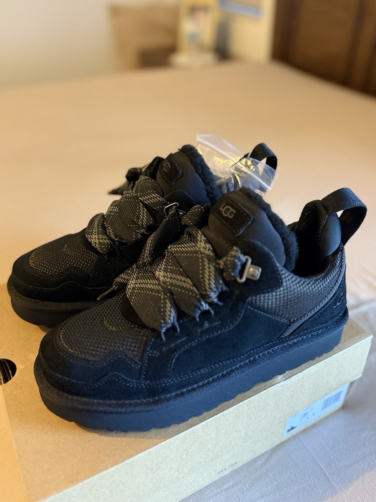 UGG LOWMEL Black Women’s Size 9 Sneakers Lace Up 1144032