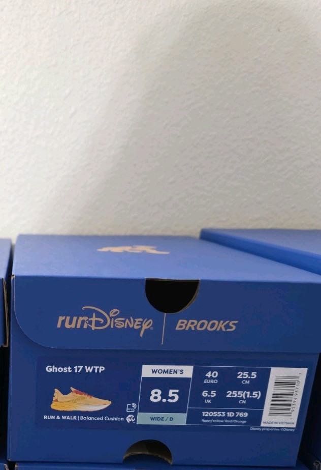 Womens 8.5 Wide runDisney Brooks Ghost 17 Pooh and Tigger