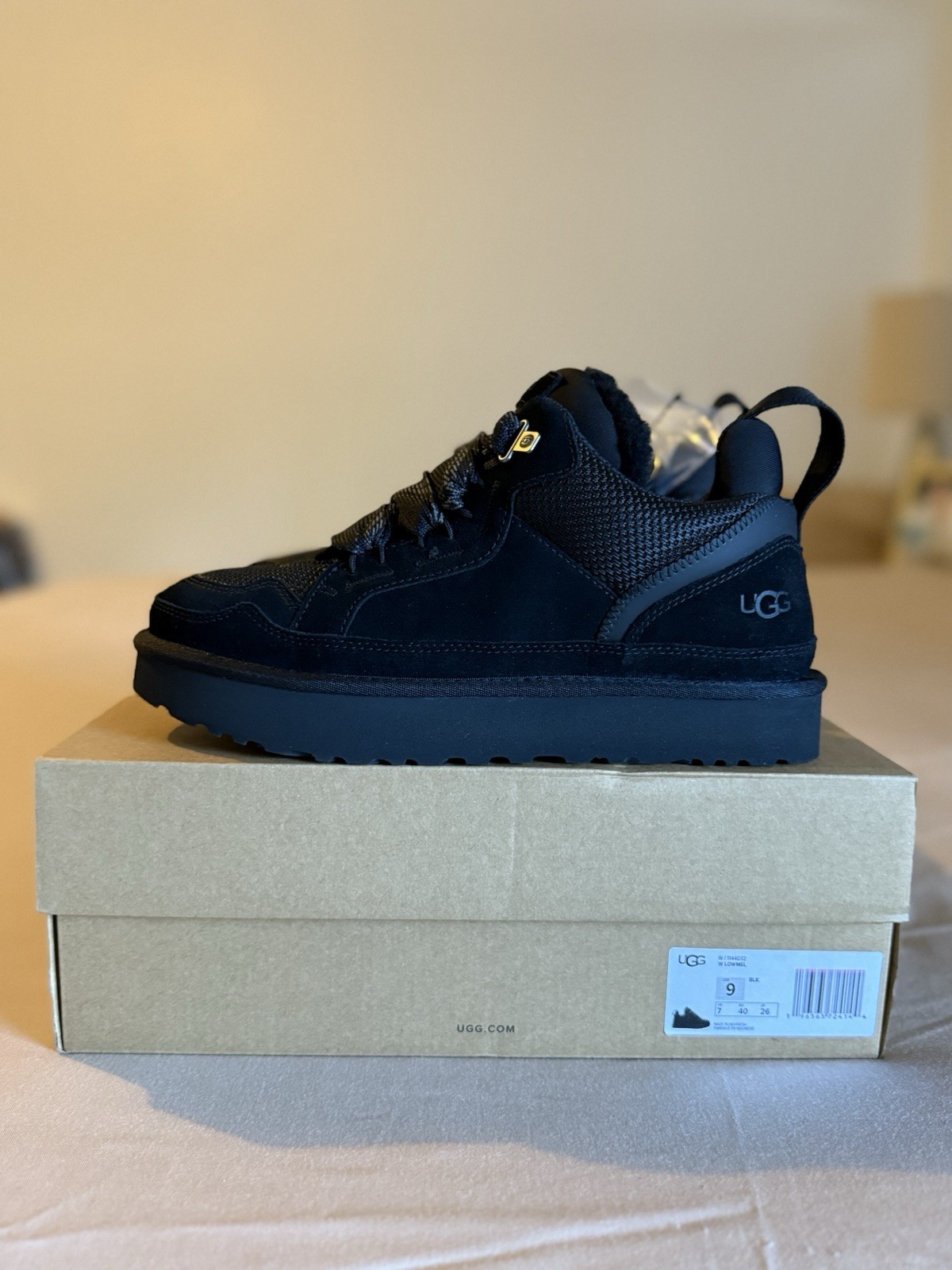 UGG LOWMEL Black Women’s Size 9 Sneakers Lace Up 1144032