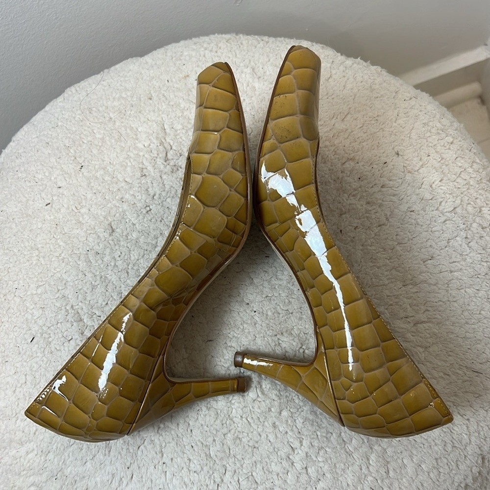 BCBG gold/yellow reptile textured Heels Elegant Design size 6.