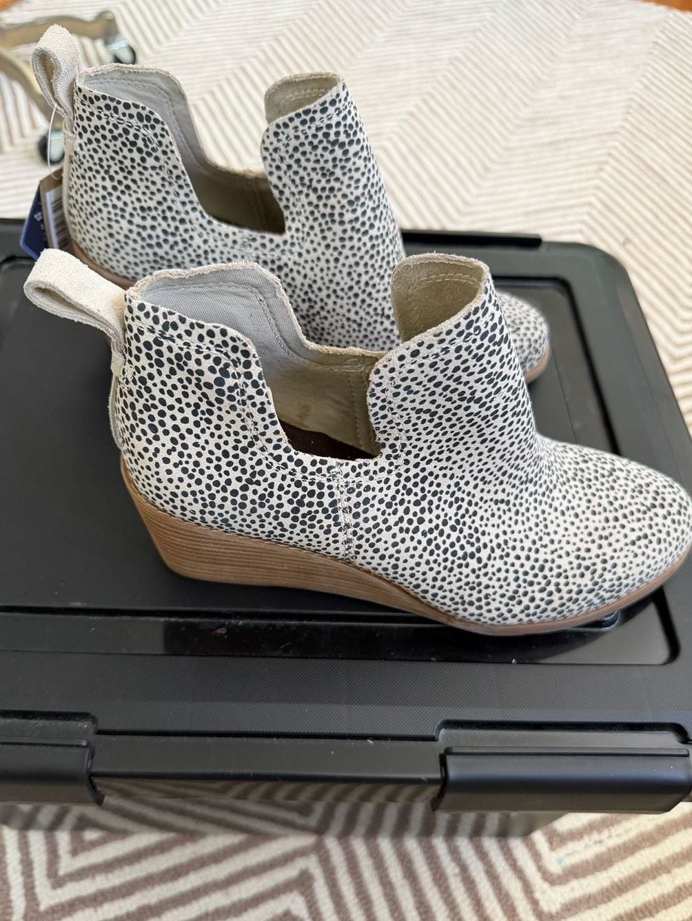 TOMS Women’s Kallie Wedge Booties in Mini Cheetah Print Suede size 8
