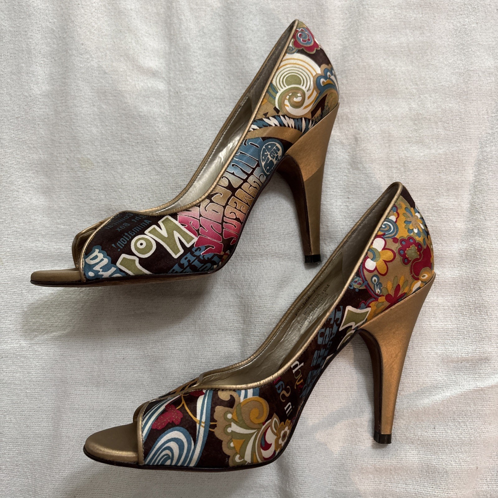 Carlos Santana Pounce Gold Graffiti Print Peep Toe Pumps Artsy Funky Retro 7.5