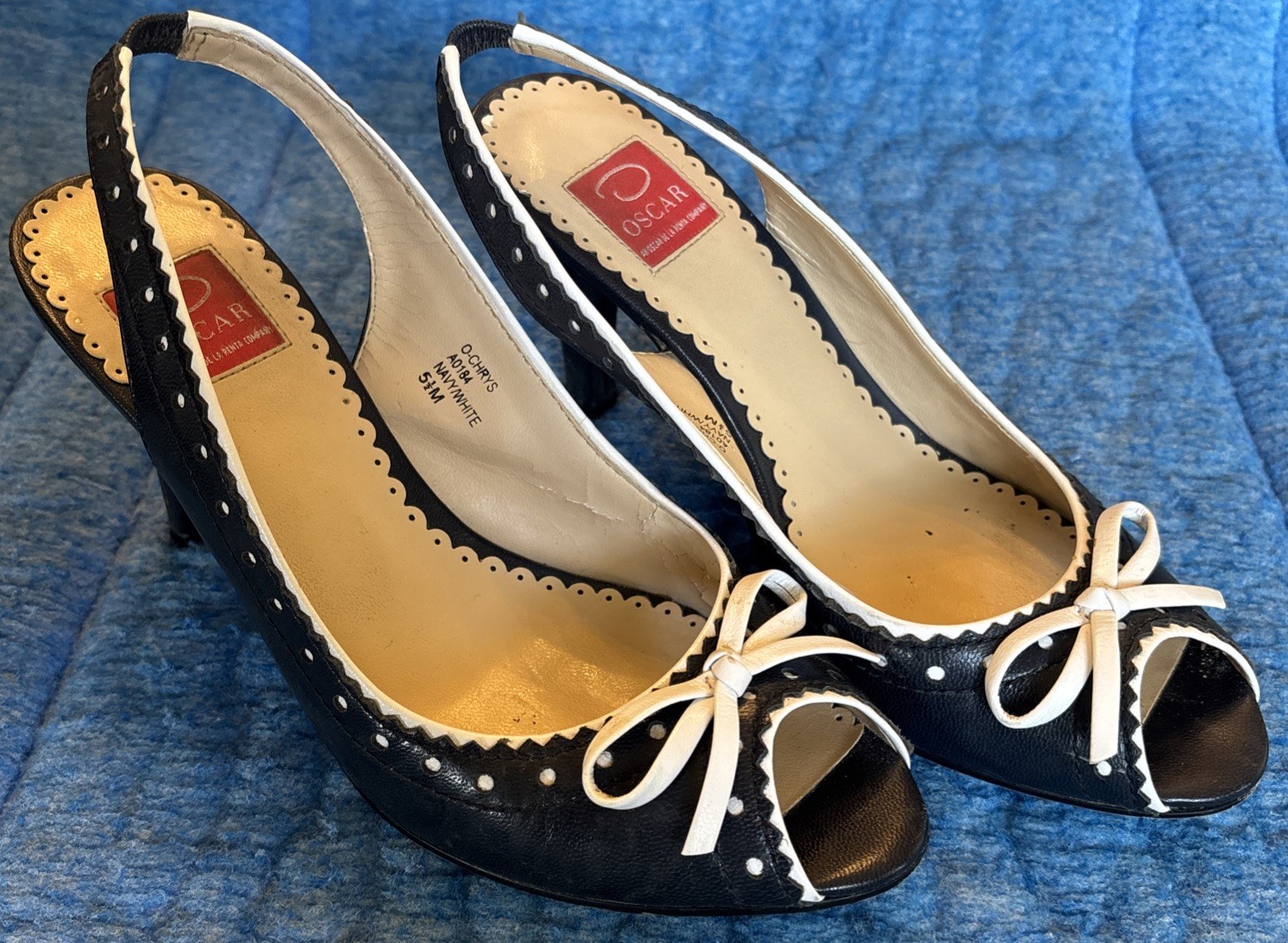 Oscar de la Renta O-CHRYS Navy Blue Canvas White Bow Slingback Heels Size 5.5M