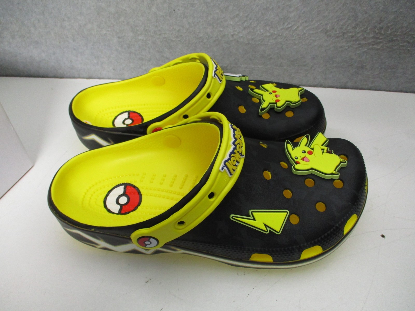Crocs Pokémon Pikachu Classic Clog Shoes Lemon Black Mens Sz 7 Womens Sz 9