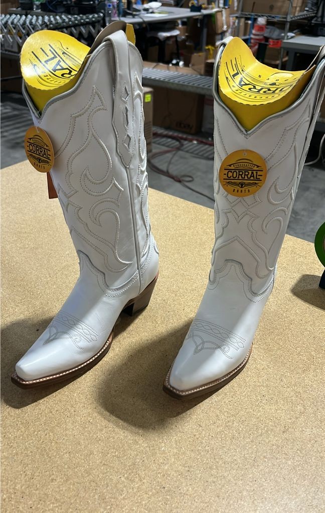 Z5074 – WOMEN’S WHITE EMBROIDERY TALL TOP SNIP TOE COWBOY BOOT (Medium )