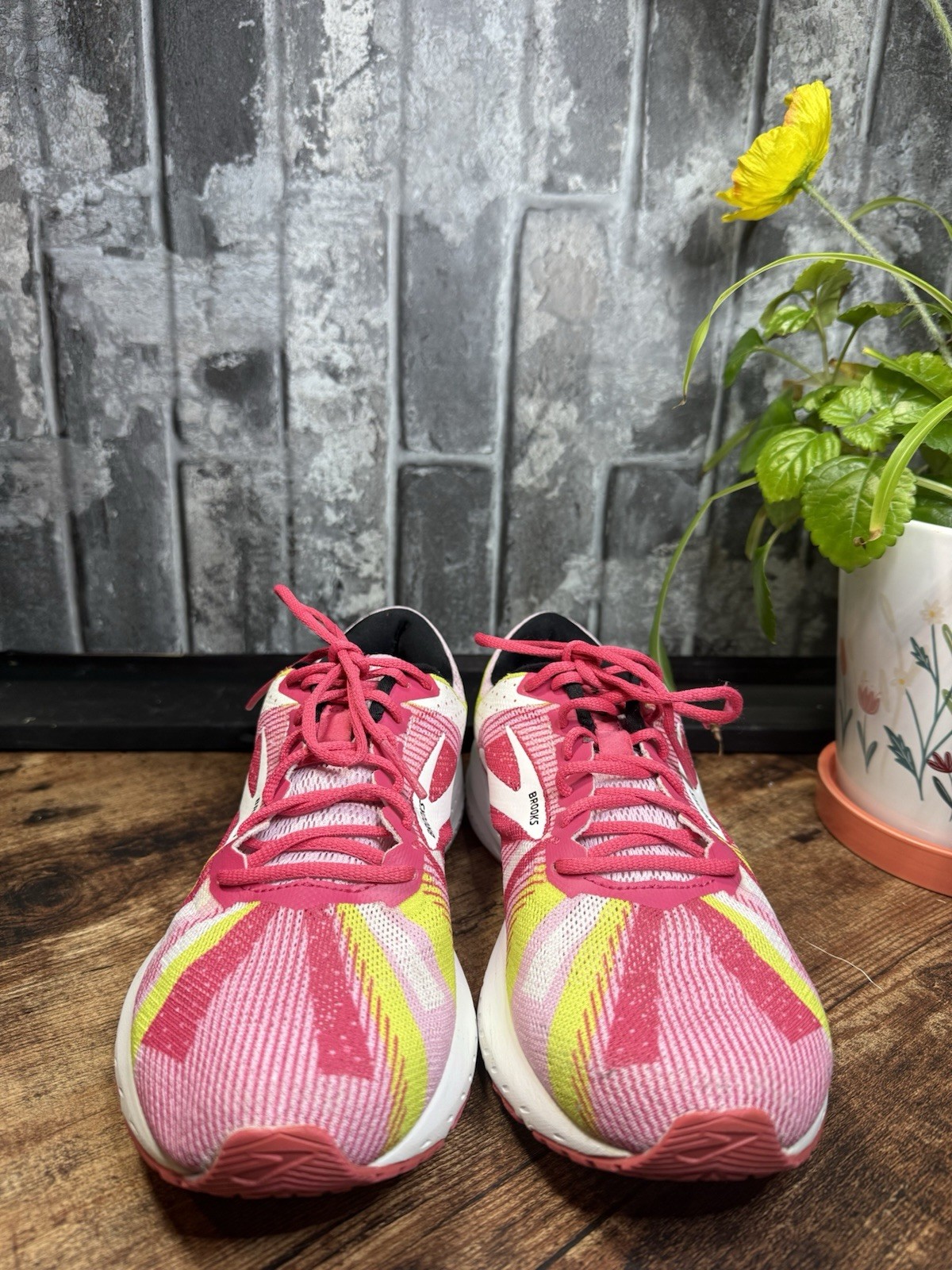 Brooks Launch 6 Women’s Pink/White/Yellow Low Top Lace-Up Logo Mesh Rubber