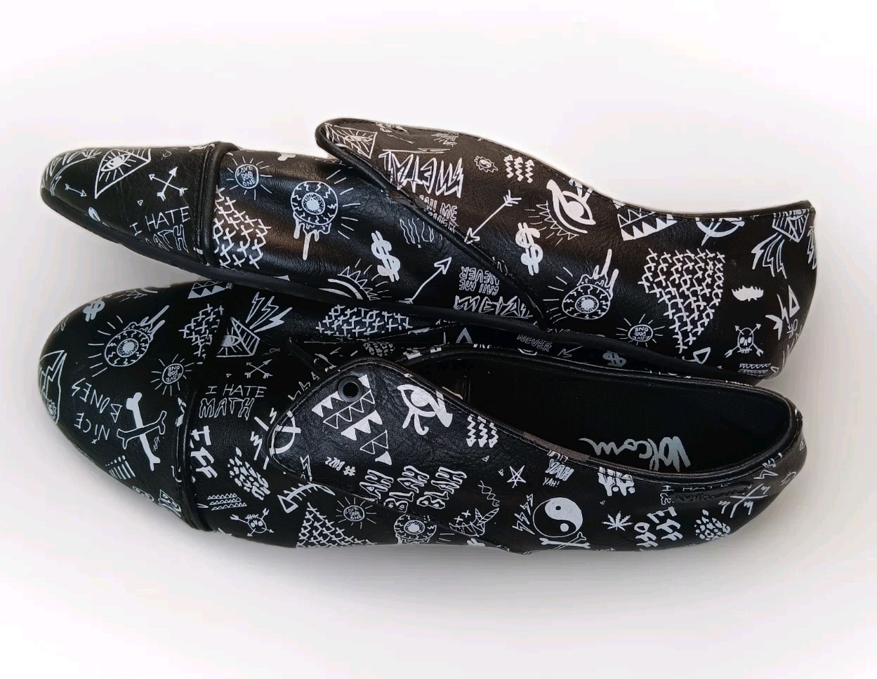 NWOT Volcom Graphic Print Low-Top Sneakers Women Sz 8 Skate Graffiti Fun 🖤🤍🖤