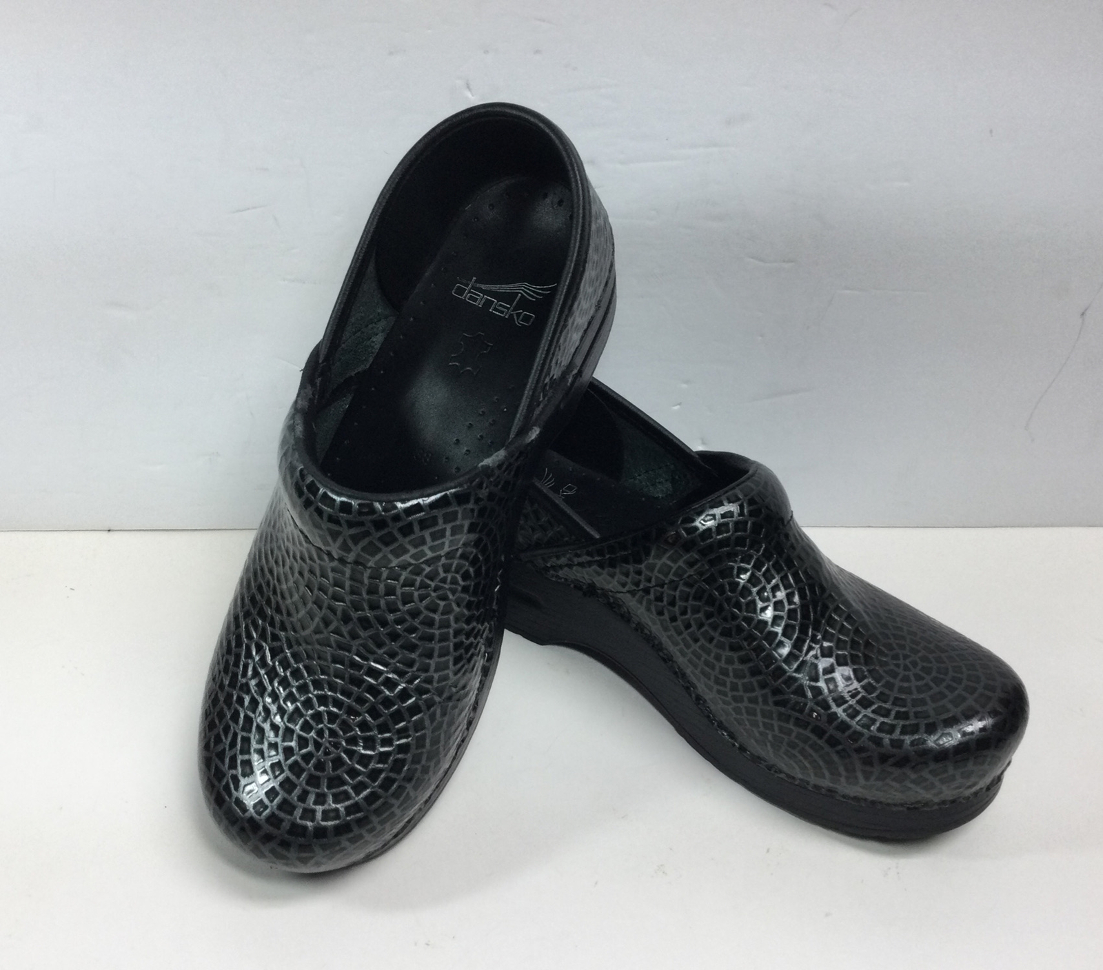 Dansko Clogs Nursing Shoes Sz 38 US 7.5 Leather Silver Black Medallion Circle