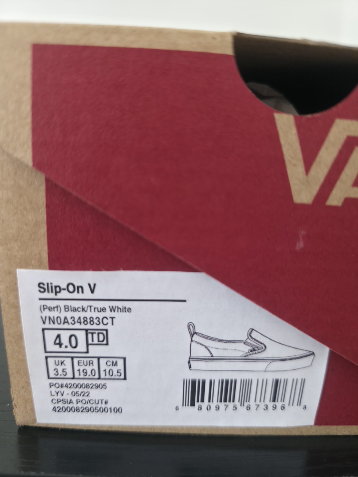 Vans Slip-On V Shoes EU (perf) Black / True White Size 4.0 TD