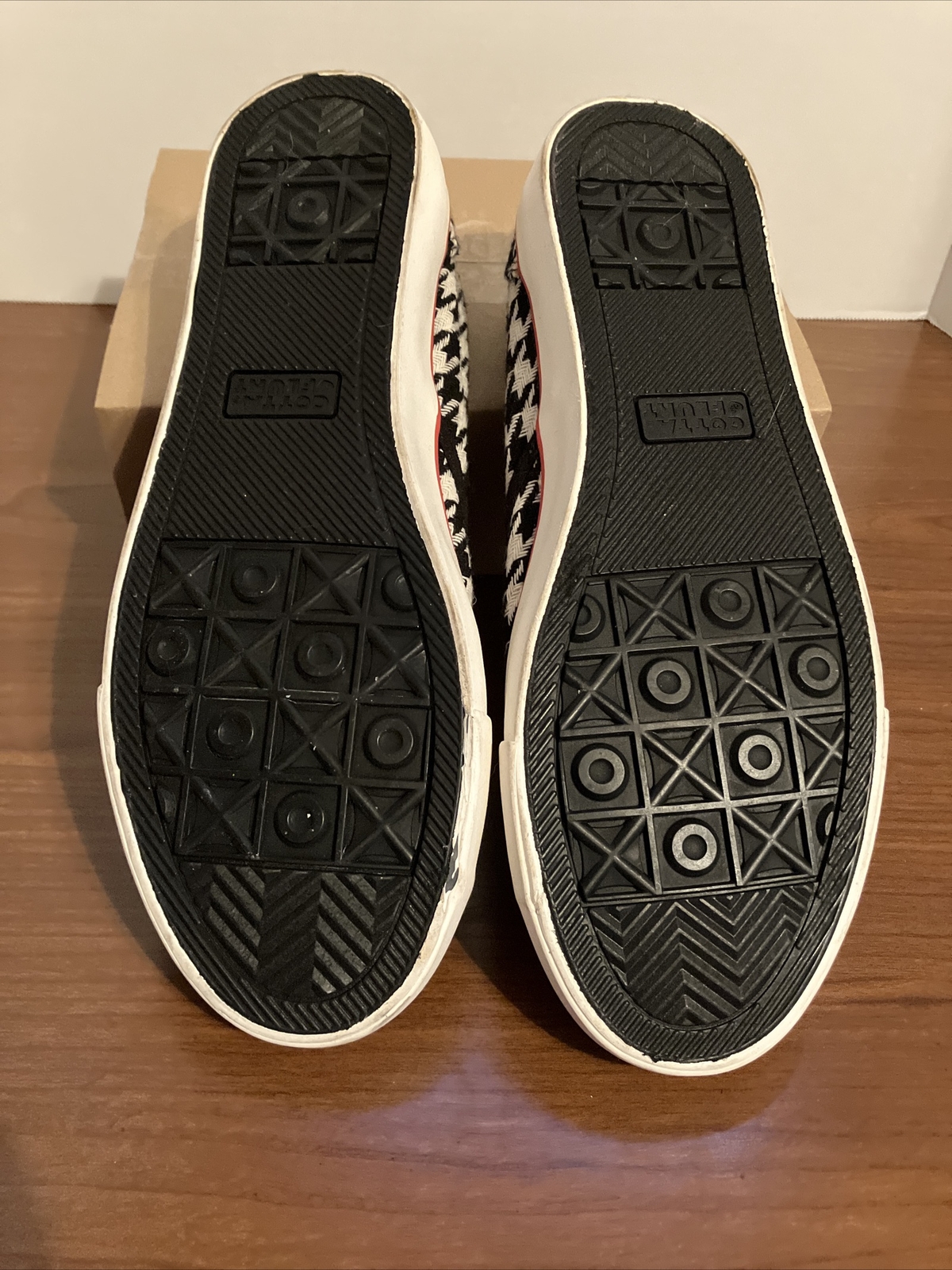 Gotta Flurt Women’s 7 Houndstooth Coastal Bama Slip On Skate Sneaker