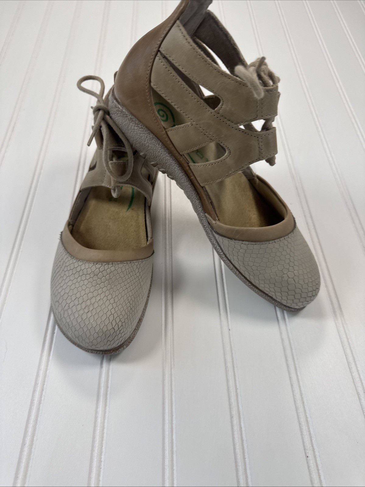 Naot Women’s Lace Up Kata Shoes US 7 EU 38 Beige Lizard Leather Comfort $199