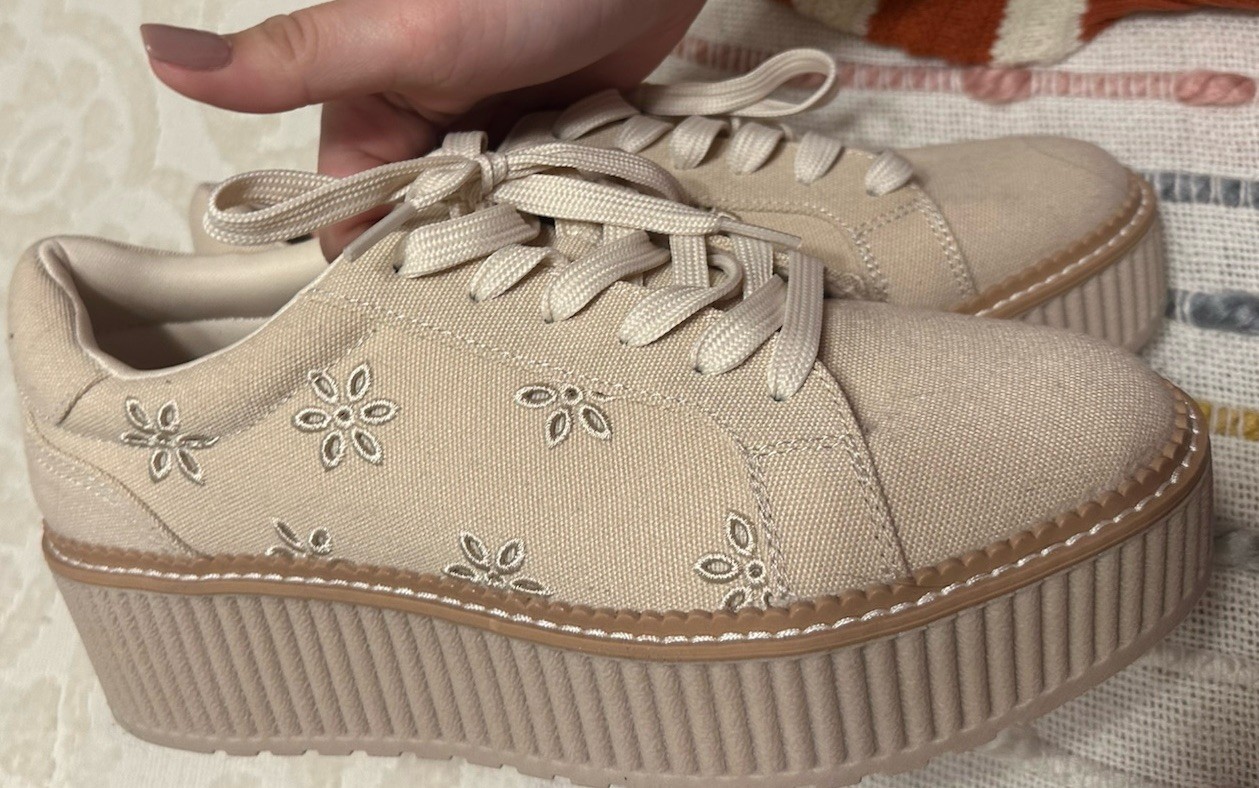 Dolce Vita Eyelet Platform Sneakers Size 8.5