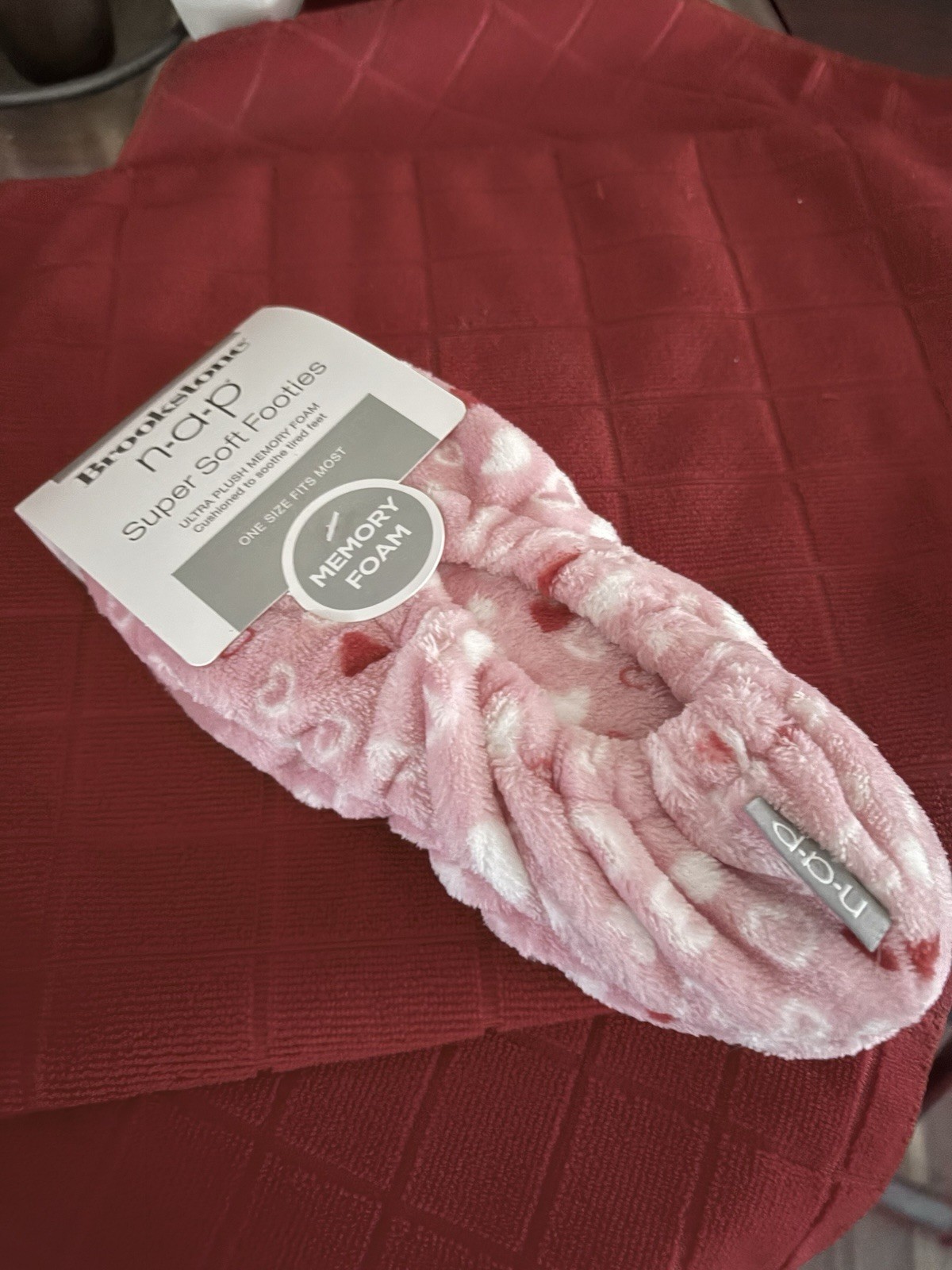 Brand New Brookstone Women’s Pink/White/Red Heart Print, Footies