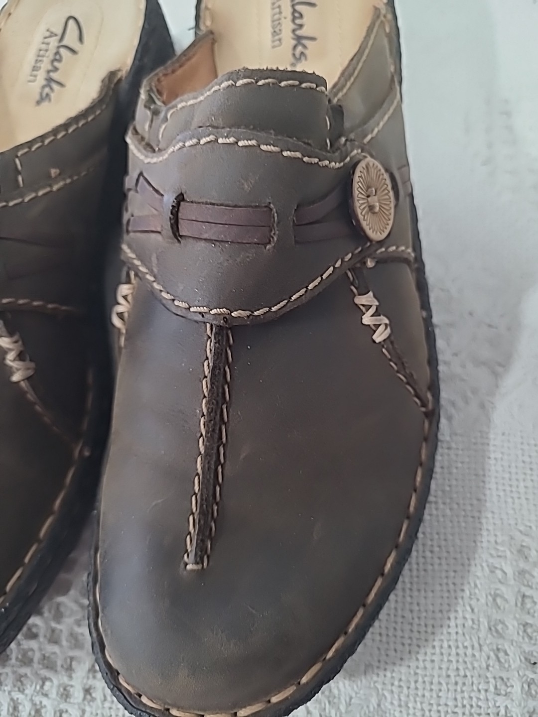 Clarks Artisan Brown Leather SlipOn Stiched Button detail Mules Clogs Boho 8.5M
