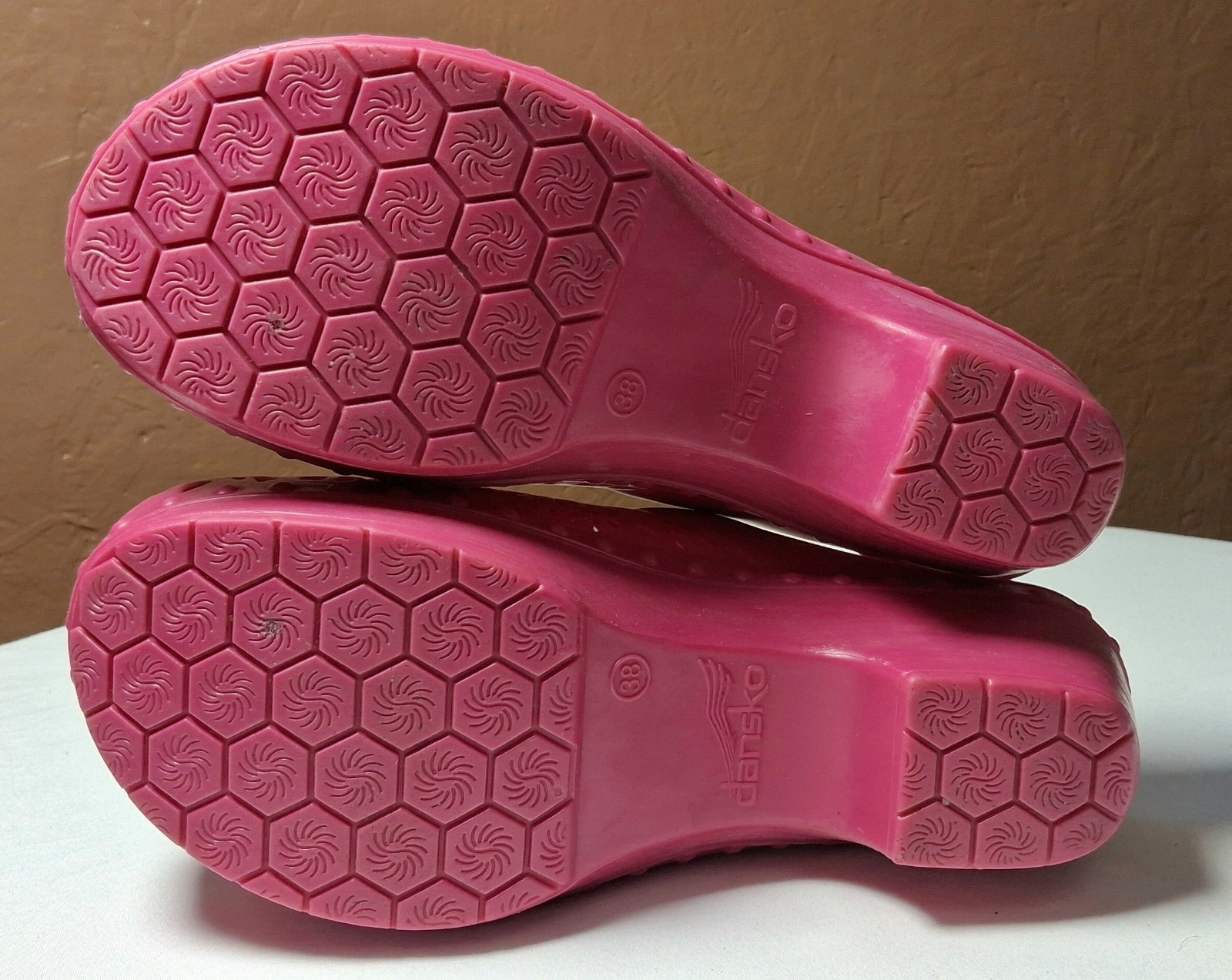 Dansko Pippa Clogs Womens Size 38 Hot Pink Molded Jelly Heeled Mules US Sz 7.5