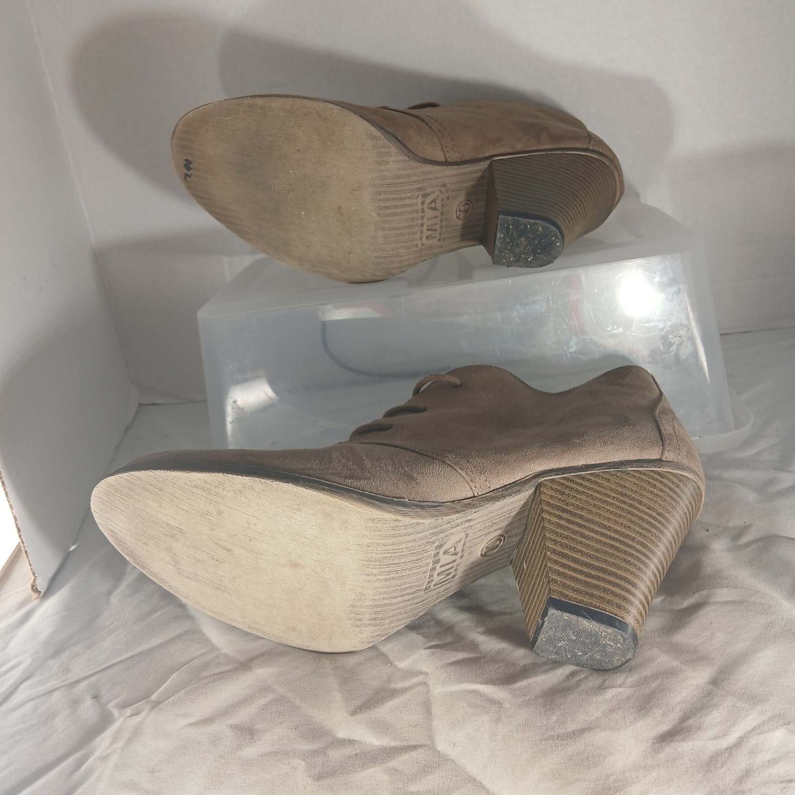 MIA Sage Lace Up Ankle Boots 10M Tan Faux Suede Stacked Heel Boho GG378A