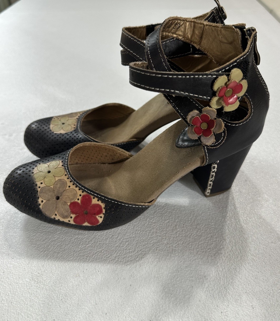 L’Artiste by Spring Step Women’s Niki Shoes Women’s 38 Floral Block 3” Hill