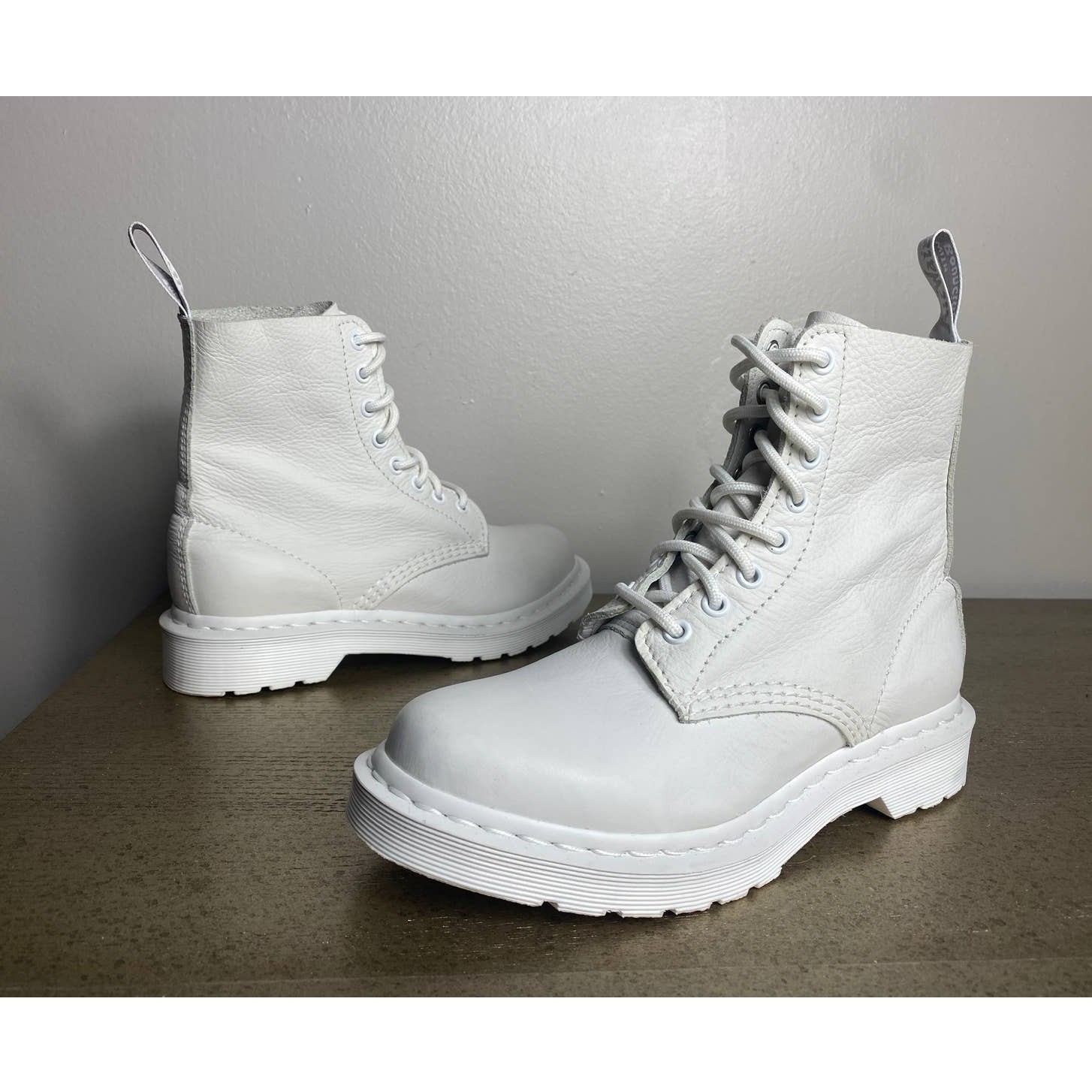 Dr. Martens 1460 Pascal Mono Boots Women’s 6 Smooth White Leather 8 Eye Lace Up