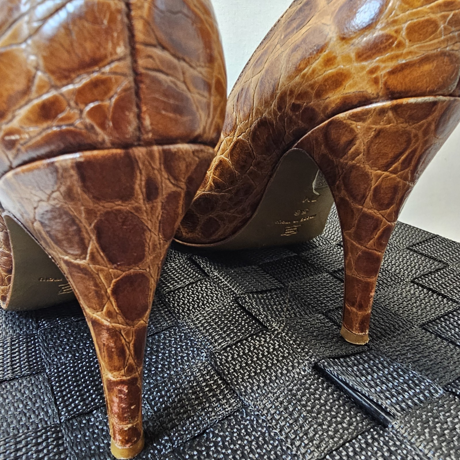 Via Spiga Embossed Leather Peep Toe Strap Criss-Cross Vamp Mob Stiletto 7M Italy
