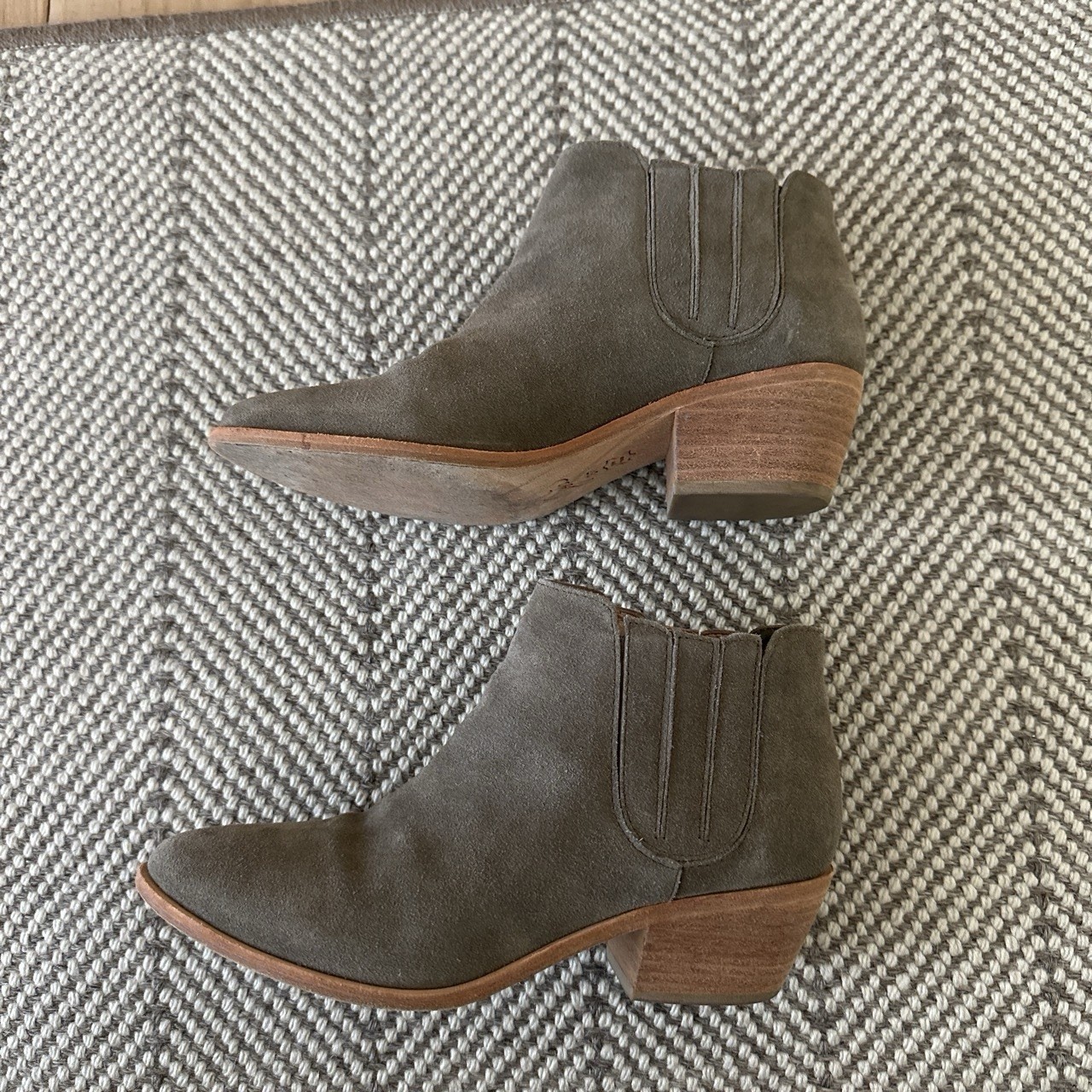 Joie Barlow Suede Ankle Boots Women’s Size 37 Charcoal Gray Leather Sole