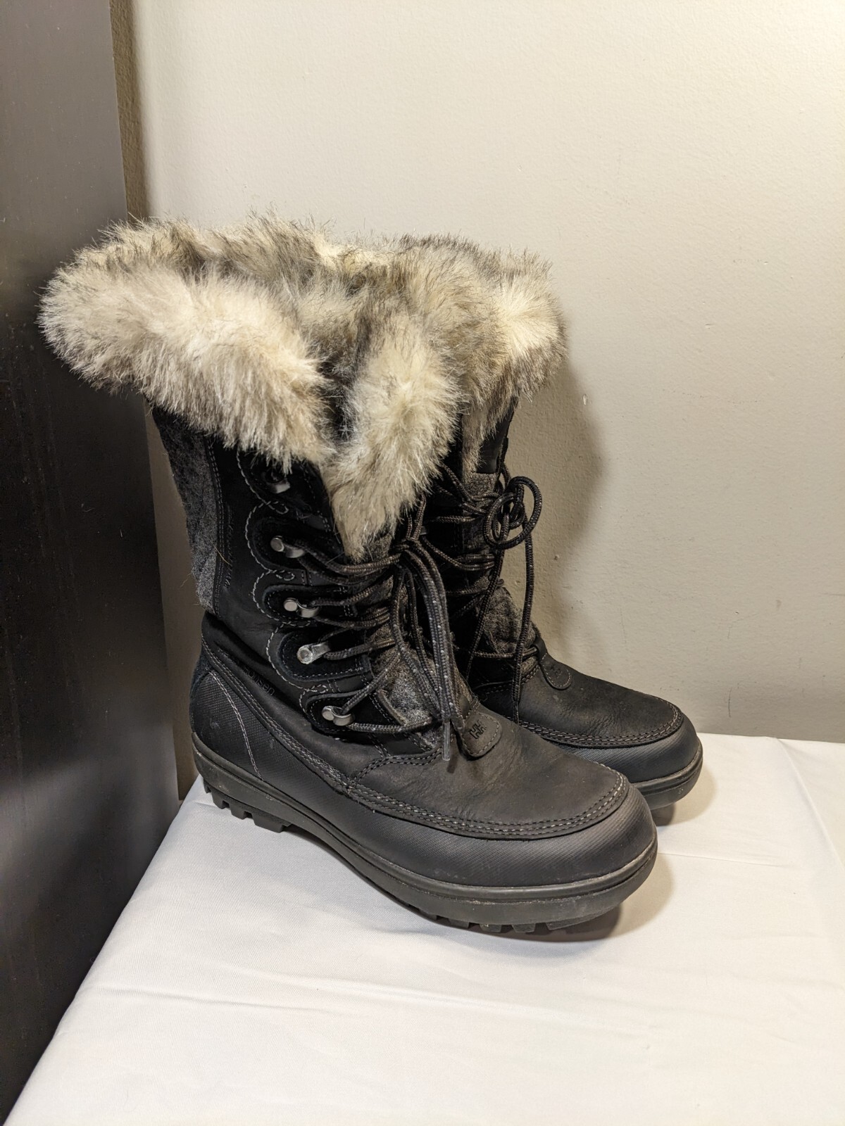 Helly Hensen Winter Snow Boots – Mimatched Sized – US Womens Left 7 & Right 8