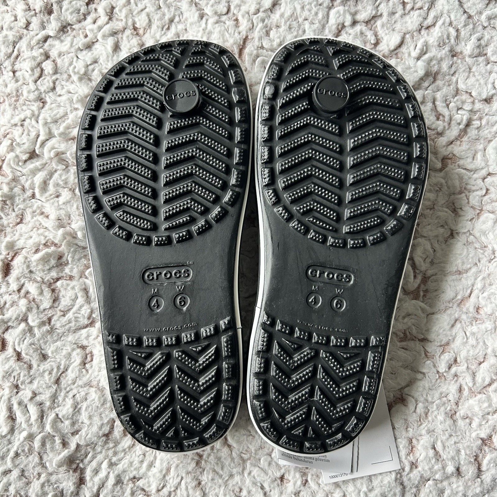 NEW (6) Women’s Bayaband Black and White Crocs Flip Flops