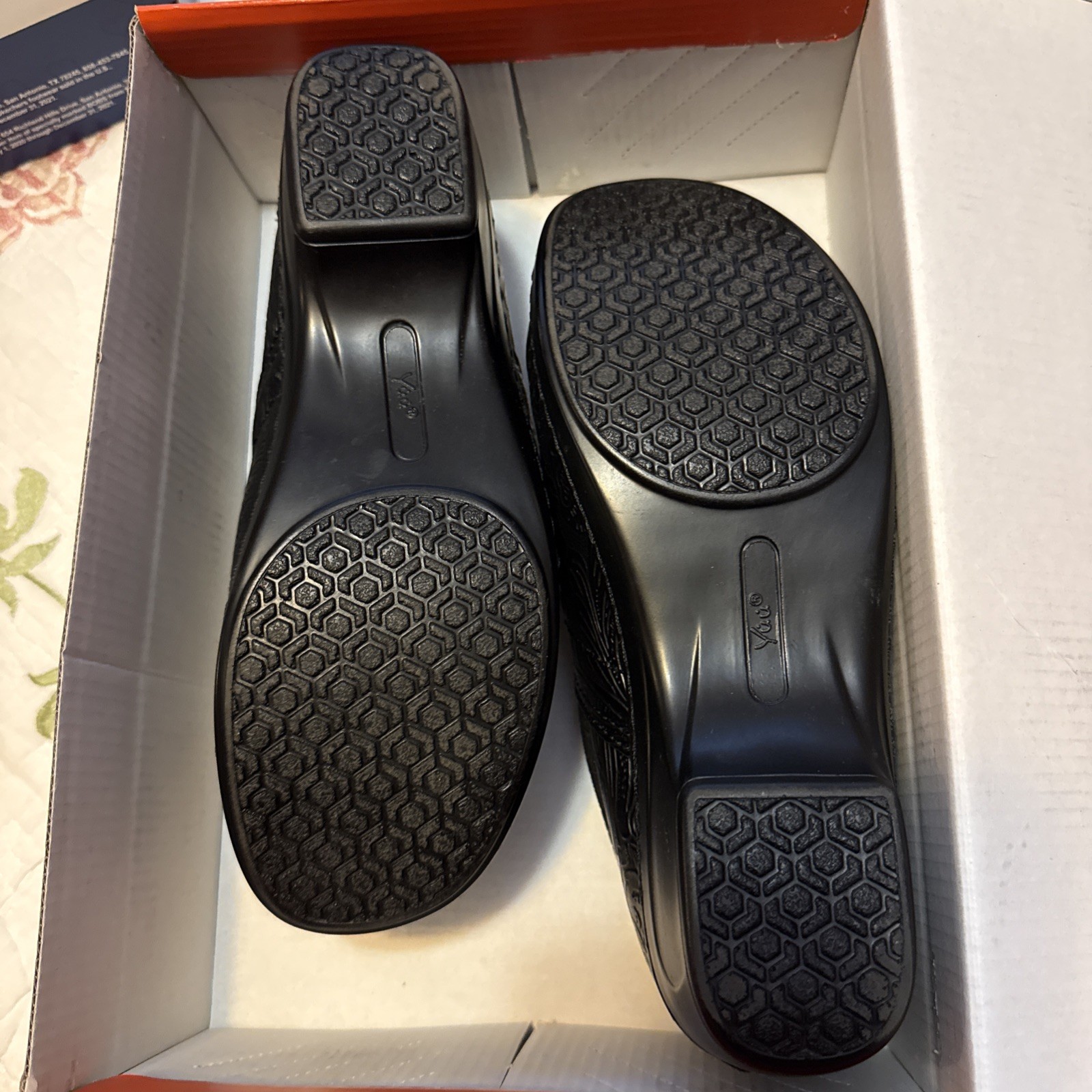YUU Womens Clogs Black 7.5W Shoes Bethanee Slip On Embossed Comfort *NIB*