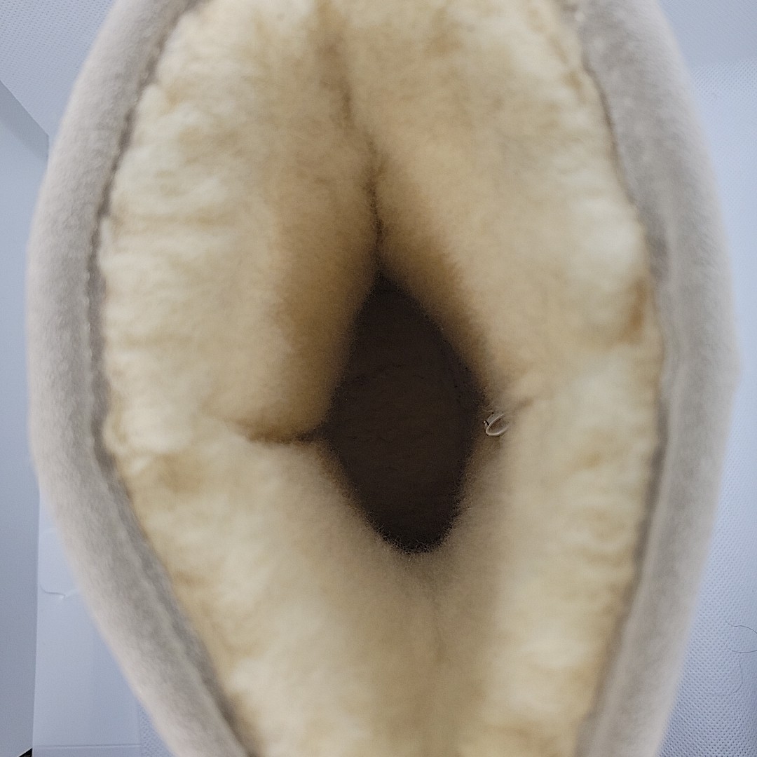 Bearpaw Emma Short 608W Womens Winter White Suede Sheepskin Winter Boots Size 8