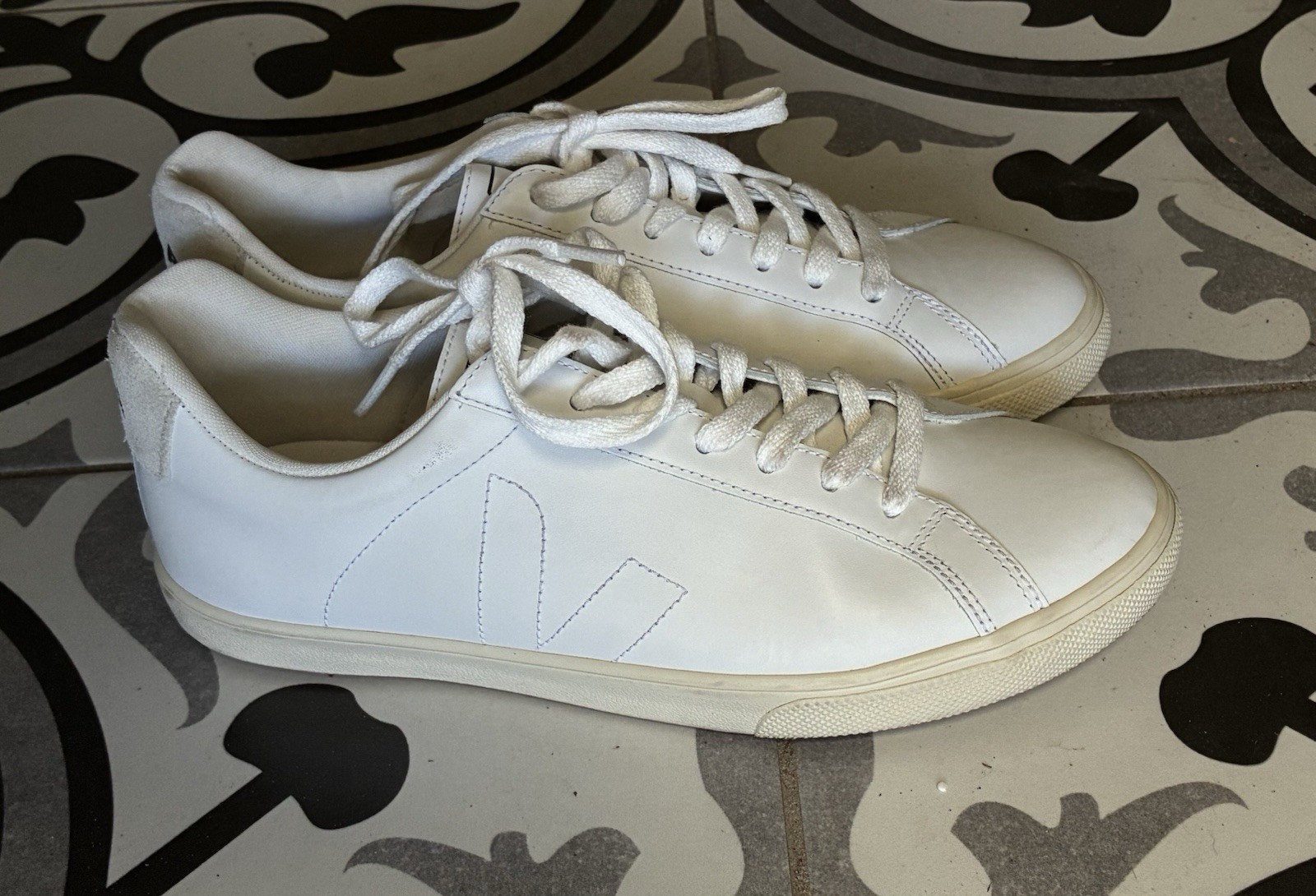 VEJA Low Esplar Leather Lace-Up Sneakers | White Great Condition Womens 9 EUC