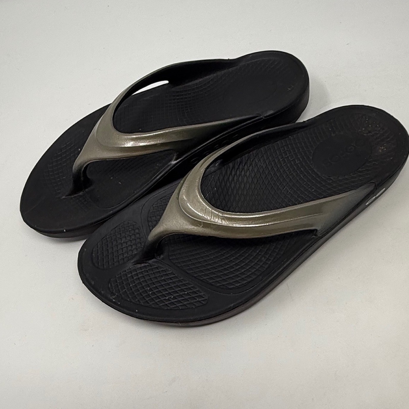 OOFOS OOlala Recovery Sandals Metallic Champagne Womens W6 EU 37 Flip Flops