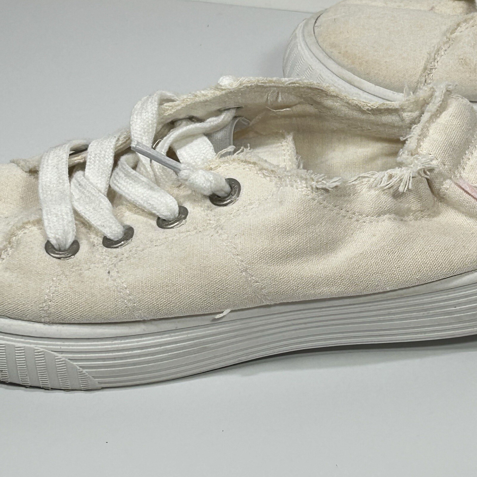 Tommy Bahama Sneaker Shoes Womens 8.5 Slip-On No Tie Cream Off White
