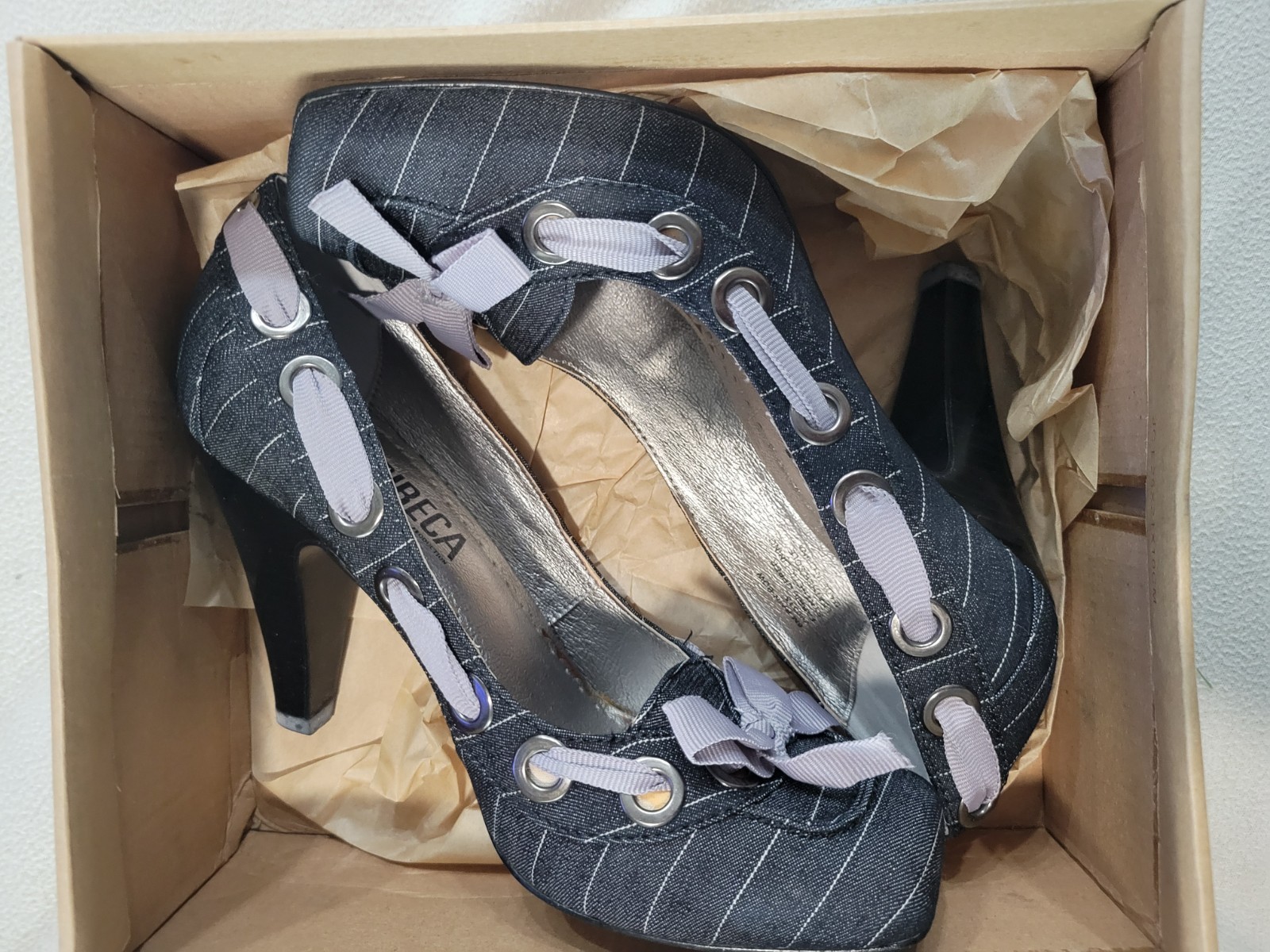 KENNETH COLE Tribeca Women’s DENIM Fabric Covered Striped W/BOWS Pumps US 8