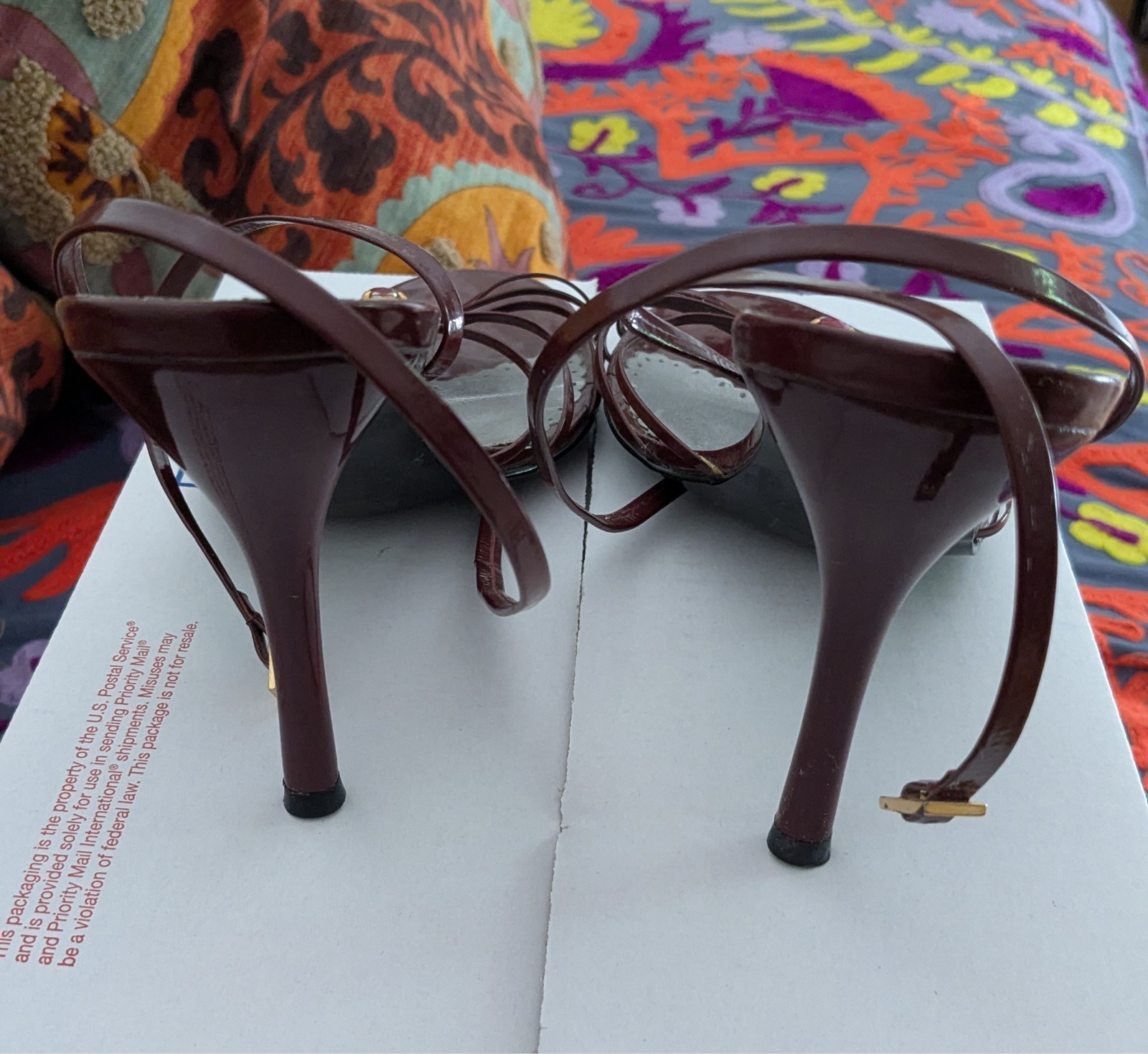 BCBG Leather Strappy Heel. Made in Brazil