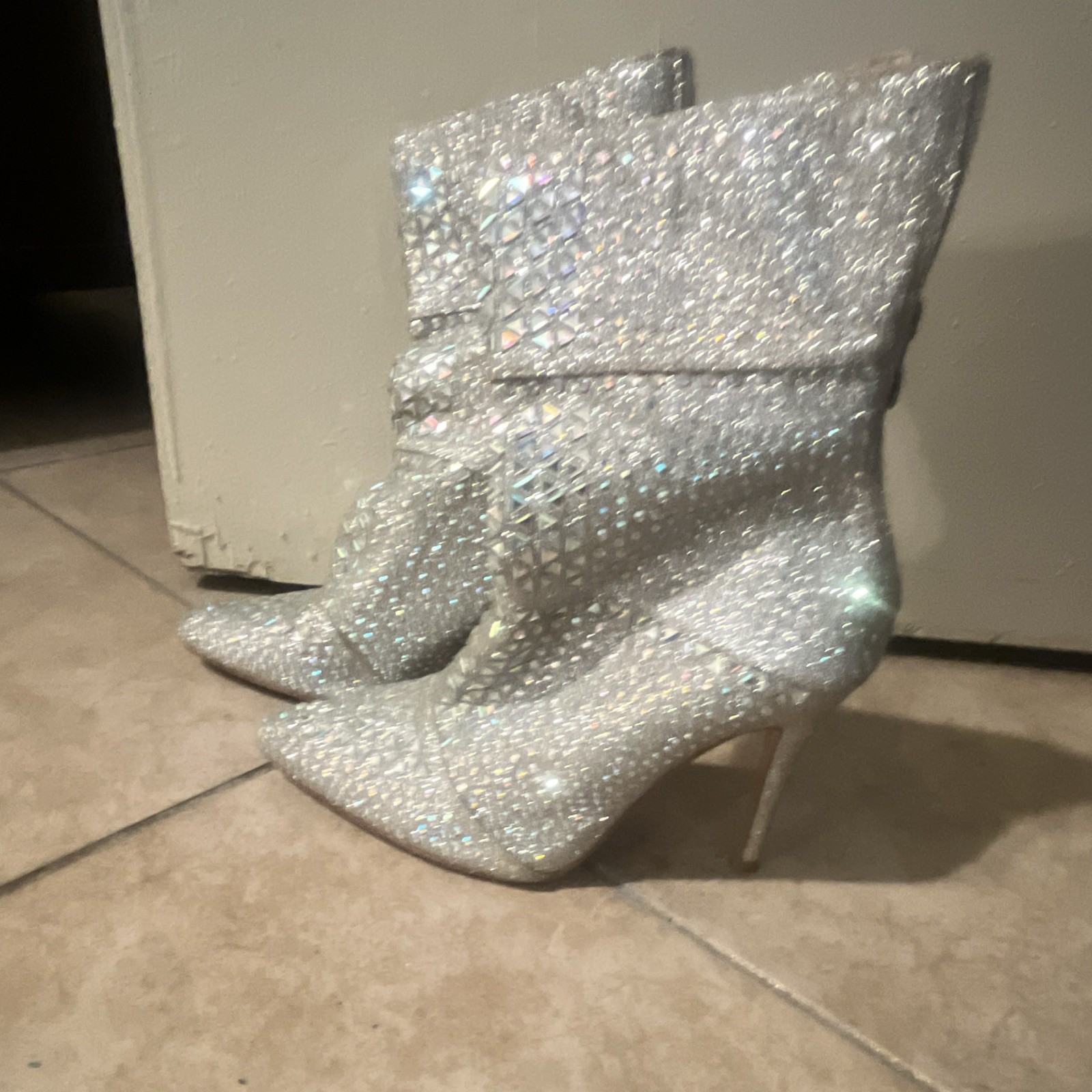 Women’s Silver Rhinestone Pointed Toe Ankle Bootie Zip, Size 9 Plastic