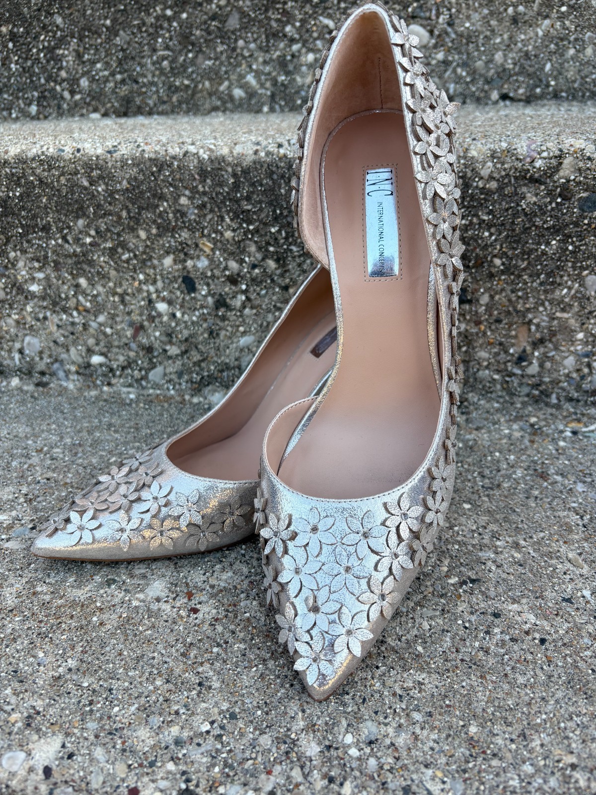 INC Women’s Silver Shimmer Embossed Flowers Heels Glamorous Evening Shoes SZ 10