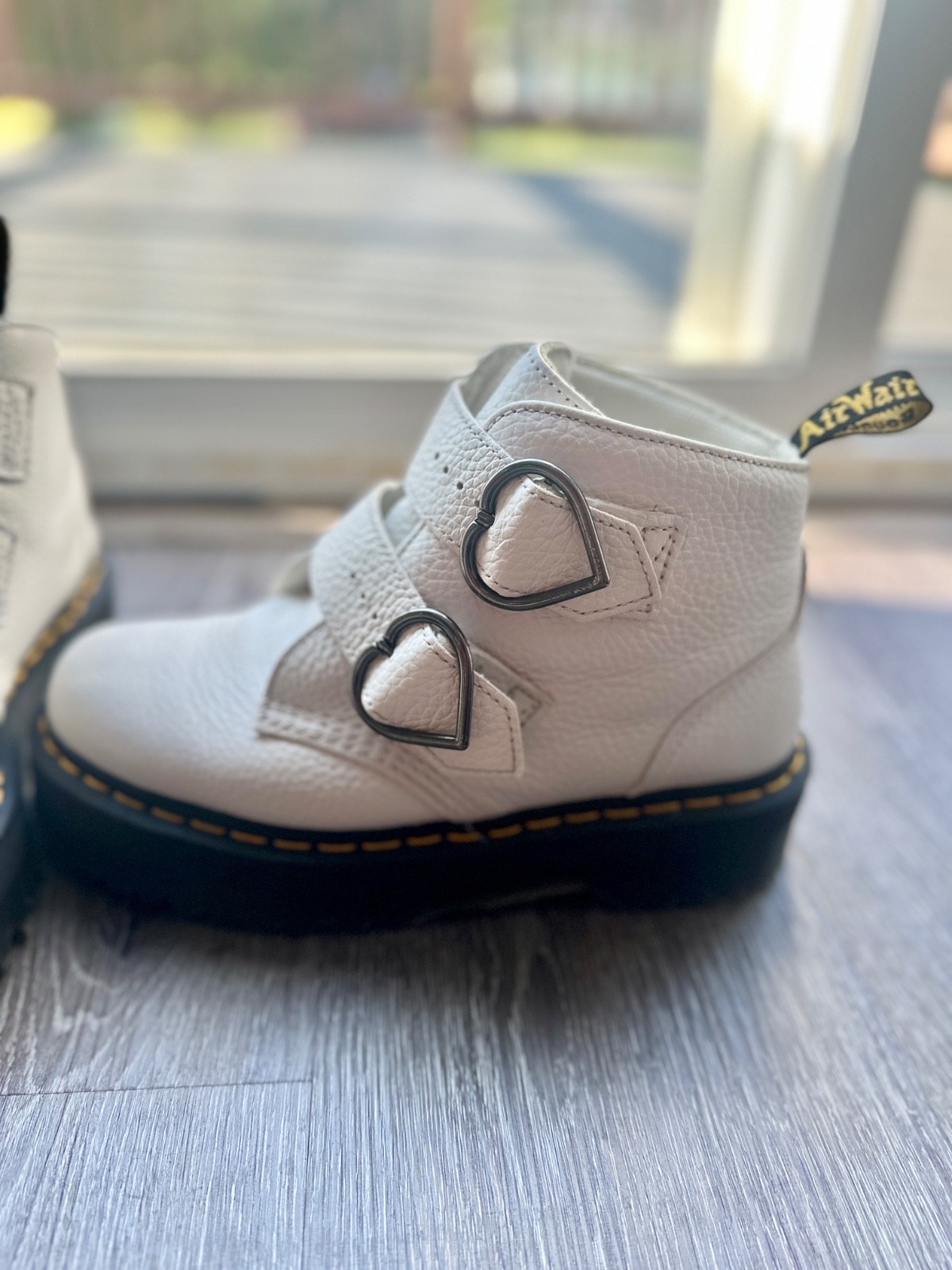 Dr Martens Devon Heart White Pebbled Leather Platform Boots Womens US 9 EU 41