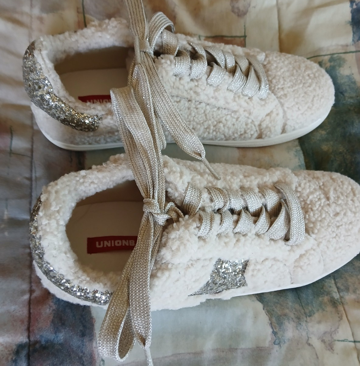 LADIES TENNIS SHOES BY UNION BAY FAUX FLEECE, SIZE 10M (NEW). STAR ON OUTSIDES.
