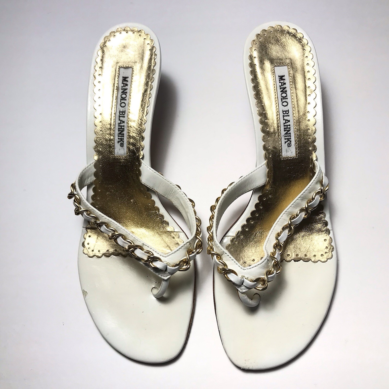 Manolo Blahnik Y2K Vintage Gold Chain White Leather Thong Kitten Heels 37.5