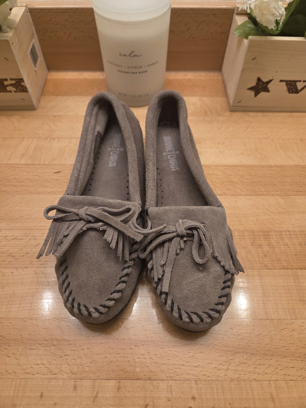 Minnetonka Kilty Grey Suede Leather Womens 8.5 Hardsole Moccasins Brownish Gray
