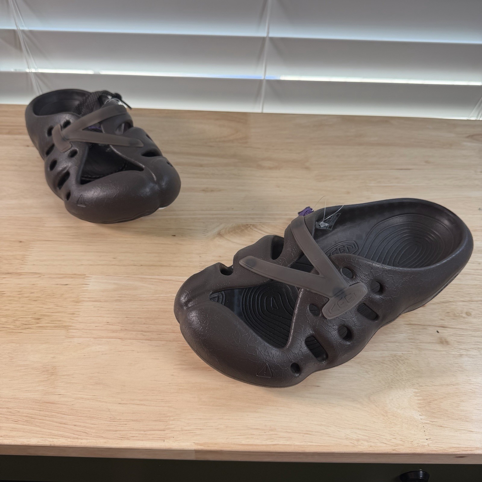 KEEN Yogeez Womens Black Adjustable Clogs With Laces Size 7 New Comfort