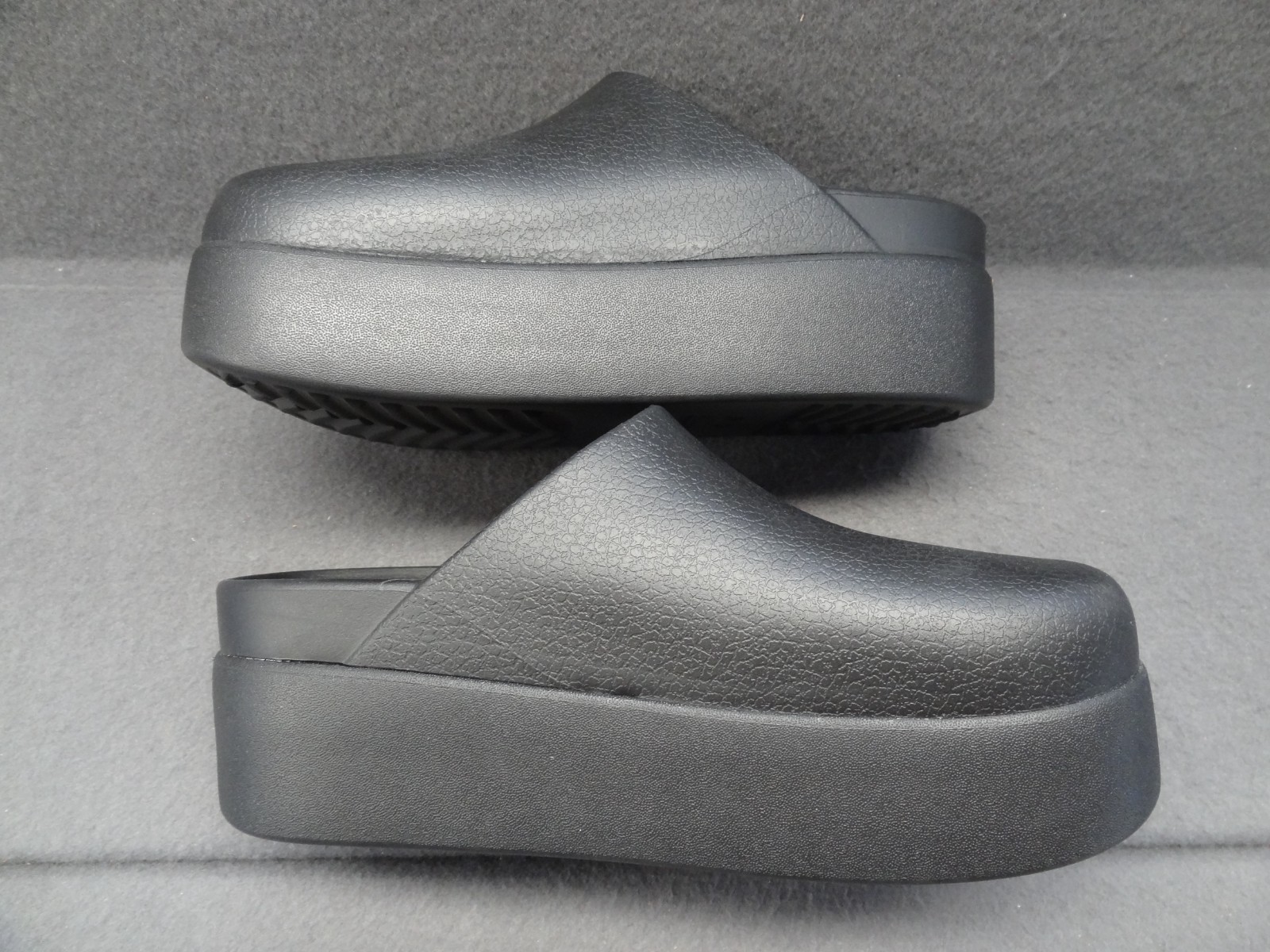 NEW Crocs Women 9 Dylan Black 2.2″ Platform Slip-On Clogs Retro Croslite 209869