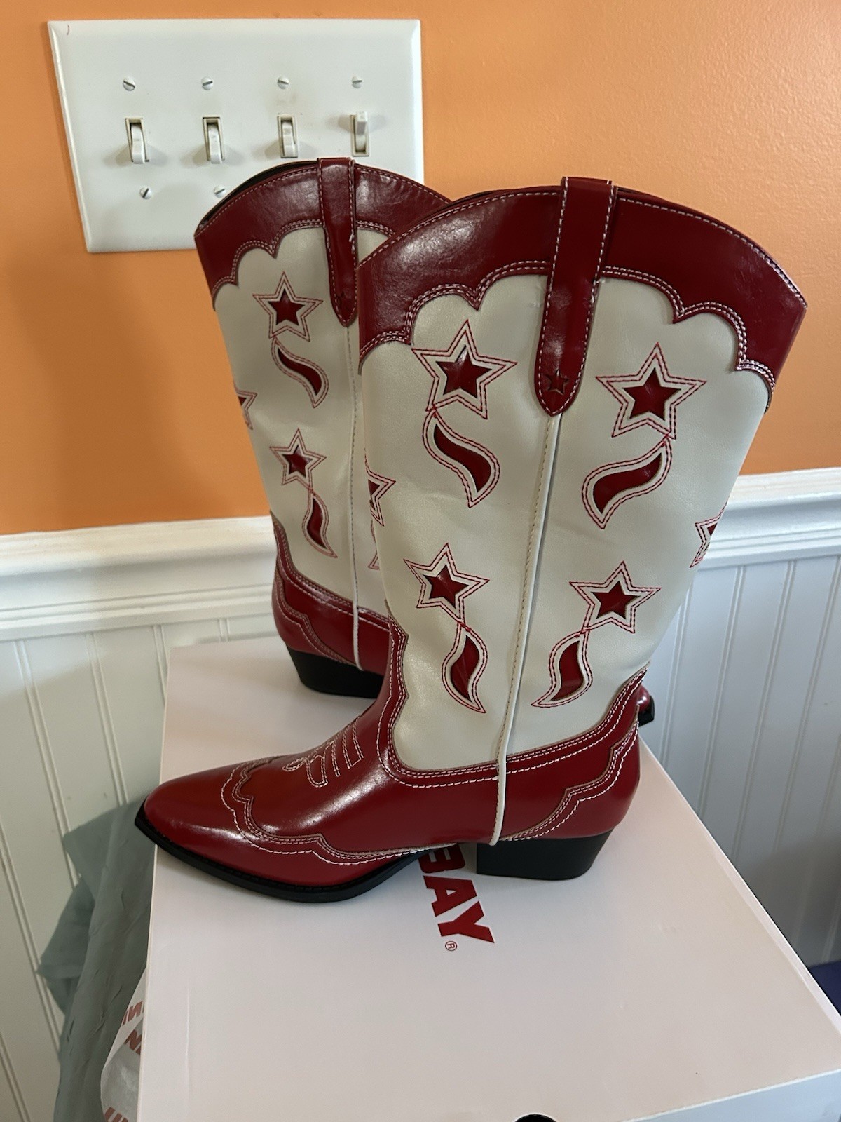 Unionbay Women’s Oretta Star Western Boot in red with star cutouts. Size 7 1/2