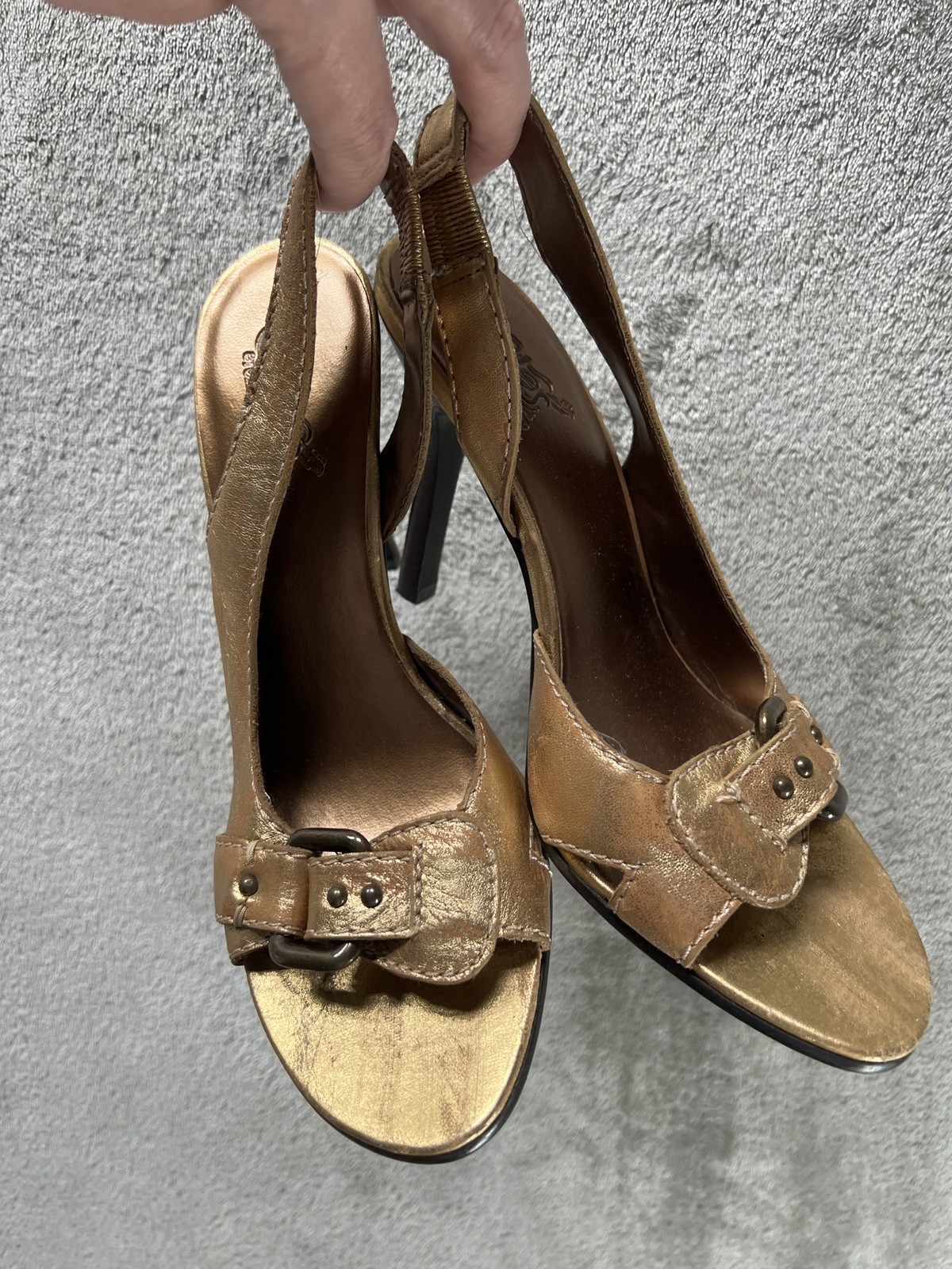 Carlos by Carlos Santana Sz 8 Fidelity Distressed Gold Buckle Slingback Sandal