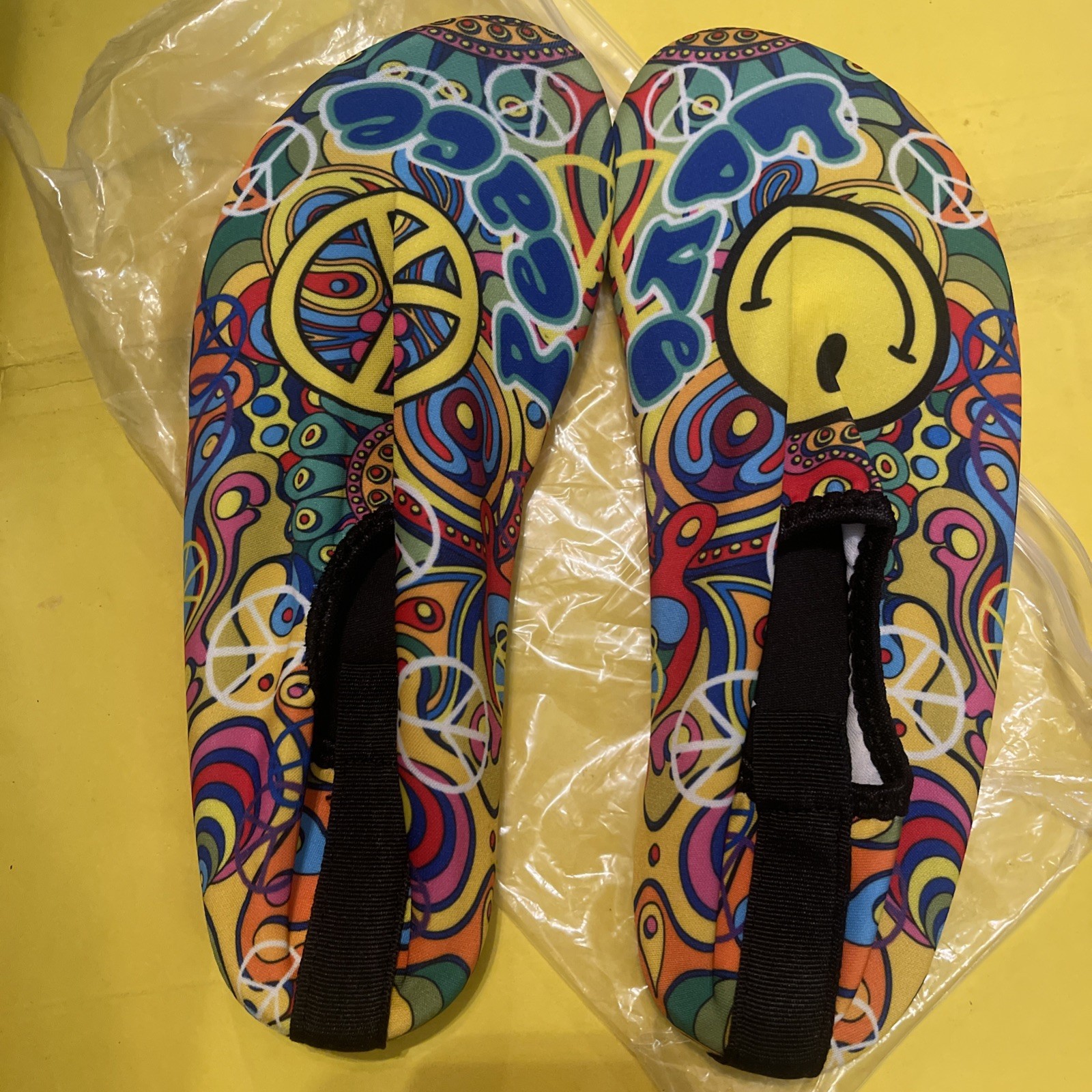Yes We Vibe Womans Water Shoes New 5M / 6M Size Smiley Face Peace Design