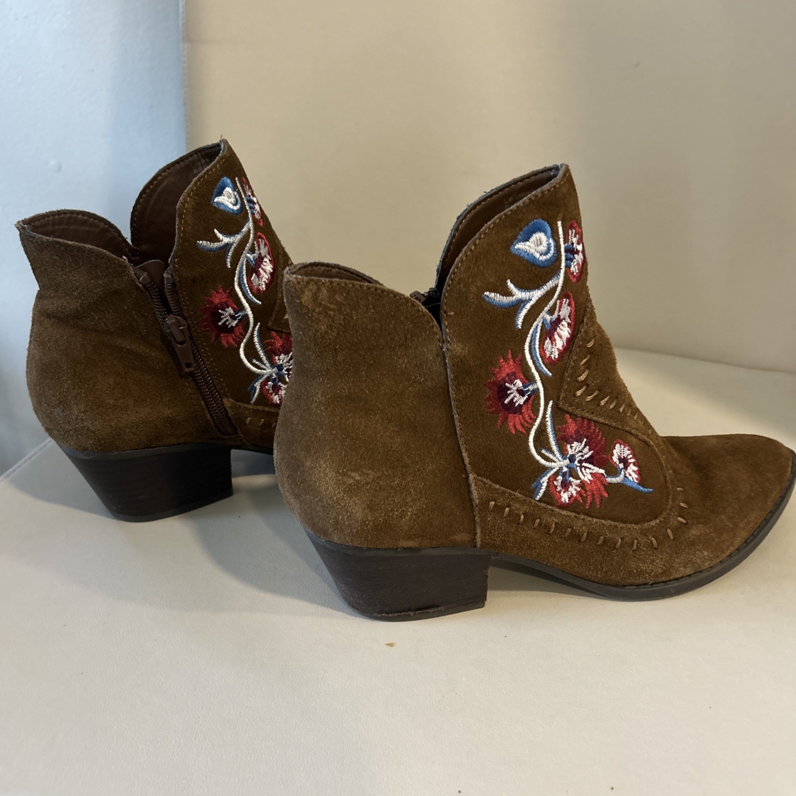 Carlos by Carlos Santana Sz 8 M Women’s Suede Ankle Boots W/ Floral Embroidery